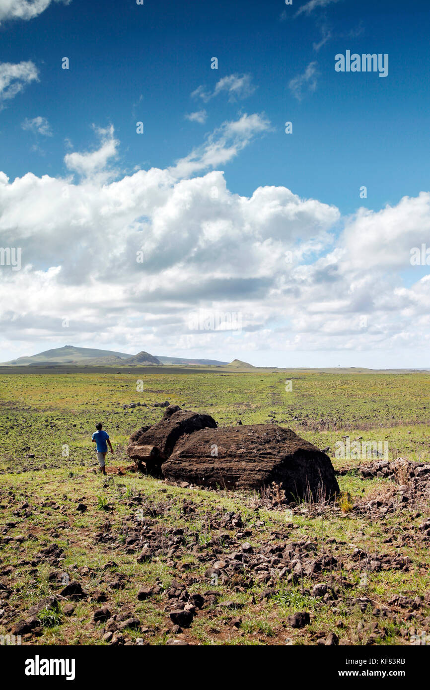 Isola di Pasqua, Cile, Isla de Pascua, Rapa Nui, o marari, la zona dove molti caduti moai lay con la cava visto in lontananza Foto Stock