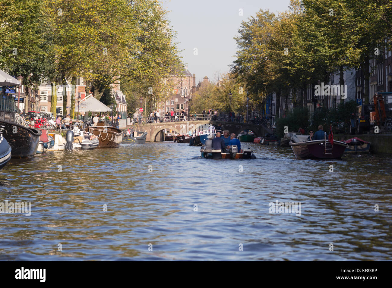 Barche sul canale Prinsengracht di amsterdam su una soleggiata giornata autunnale Foto Stock