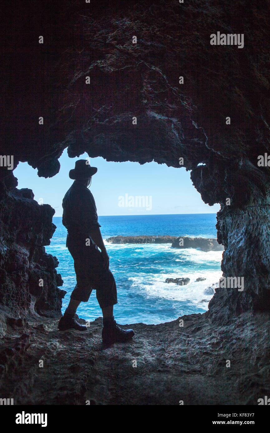 Isola di Pasqua, Cile, Isla de Pascua, Rapa Nui, il bel paesaggio passeggiando per le scogliere di ana kakenga e le due finestre grotta Foto Stock