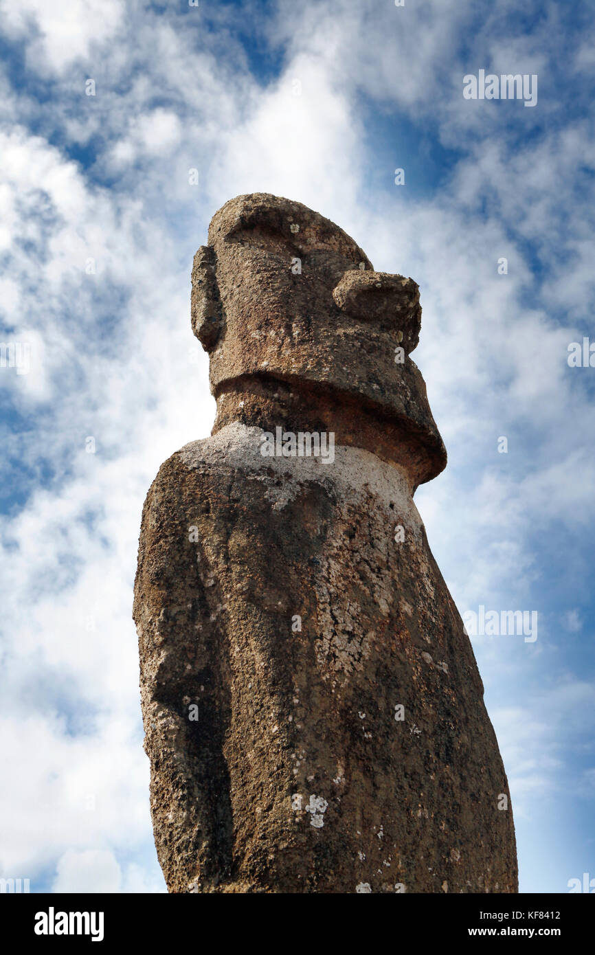 Isola di Pasqua, Cile, Isla de Pascua, Rapa Nui, ahu tautira moai si affaccia la caleta Hanga Roa Harbour Foto Stock