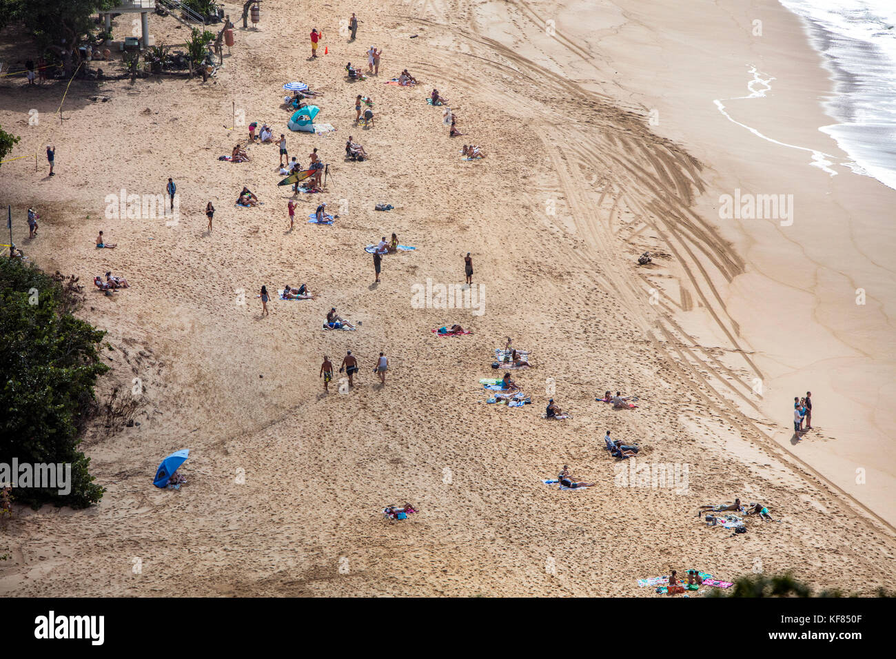 Hawaii, Oahu, North Shore, individui di trascorrere del tempo sulla spiaggia di Waimea Bay Foto Stock