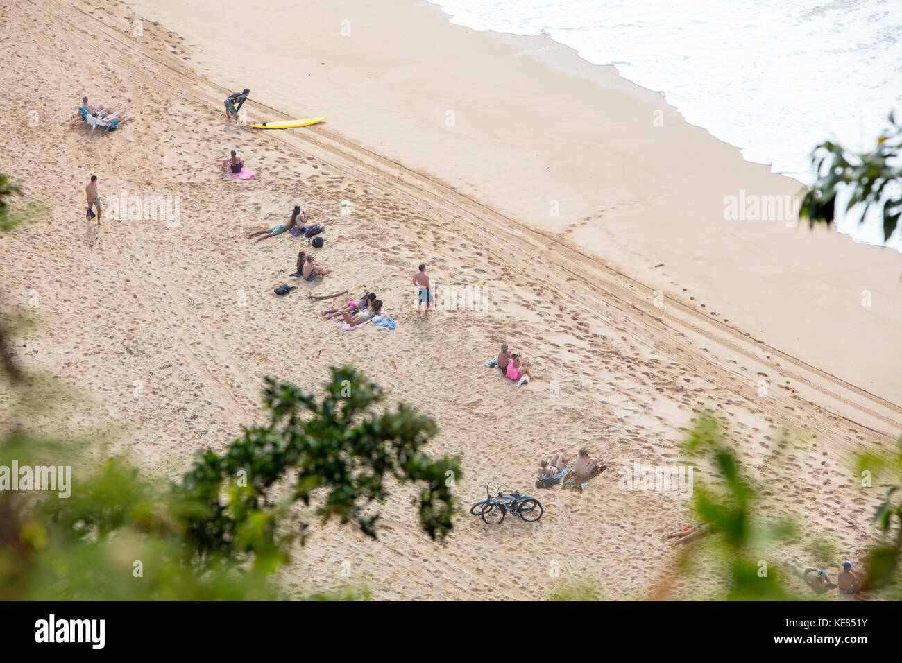 Hawaii, Oahu, North Shore, individui di trascorrere del tempo sulla spiaggia di Waimea Bay Foto Stock
