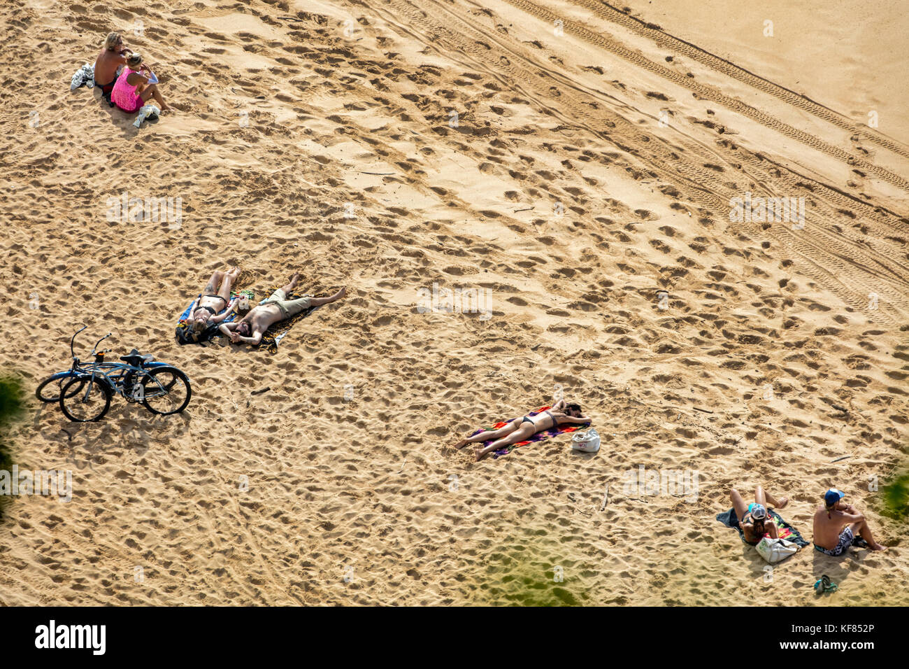 Hawaii, Oahu, North Shore, individui di trascorrere del tempo sulla spiaggia di Waimea Bay Foto Stock
