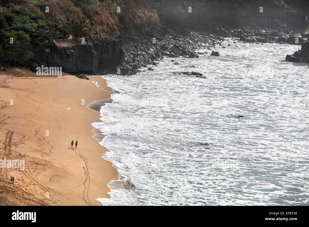 Hawaii, Oahu, North Shore, individui di trascorrere del tempo sulla spiaggia di Waimea Bay Foto Stock