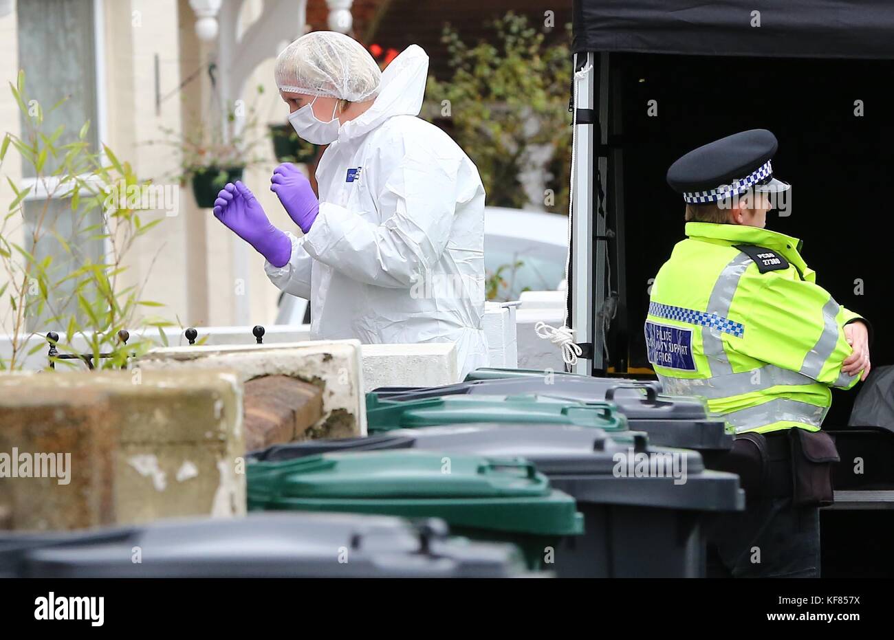 Brighton, Regno Unito. 26 ottobre 2017. La scena della polizia dell'agente del crimine entra in una proprietà in Sandgate Road, Brighton, dove Jillian Howell 46 è stata brutalmente pugnalata a morte ieri sera. Il suo collega di lavoro Dave Browning 51 è stato accusato del suo omicidio ed è in attesa di processo. Foto Stock