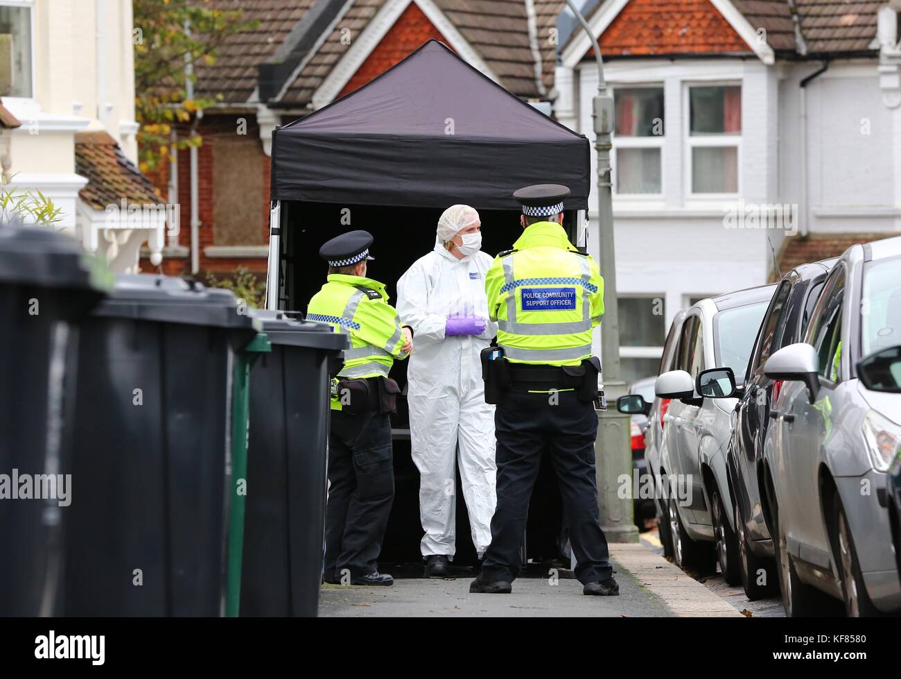Brighton, Regno Unito. 26 ottobre 2017. La scena della polizia dell'agente del crimine entra in una proprietà in Sandgate Road, Brighton, dove Jillian Howell 46 è stata brutalmente pugnalata a morte ieri sera. Il suo collega di lavoro Dave Browning 51 è stato accusato del suo omicidio ed è in attesa di processo. Foto Stock