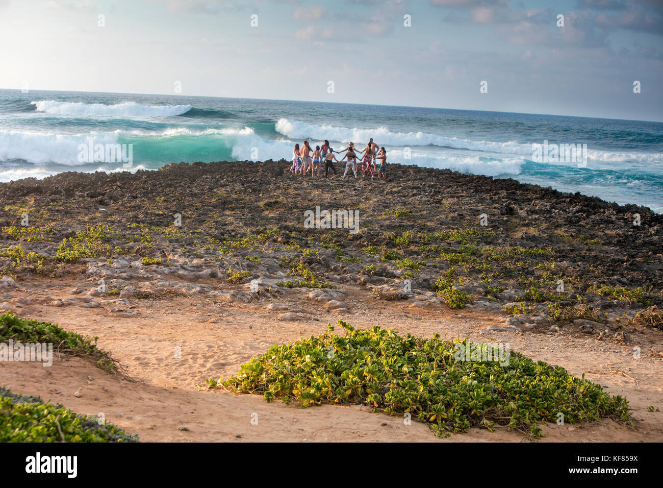 Hawaii, Oahu, North Shore, yoga sulle rocce in prossimità dell'oceano di Turtle Bay Resort Foto Stock