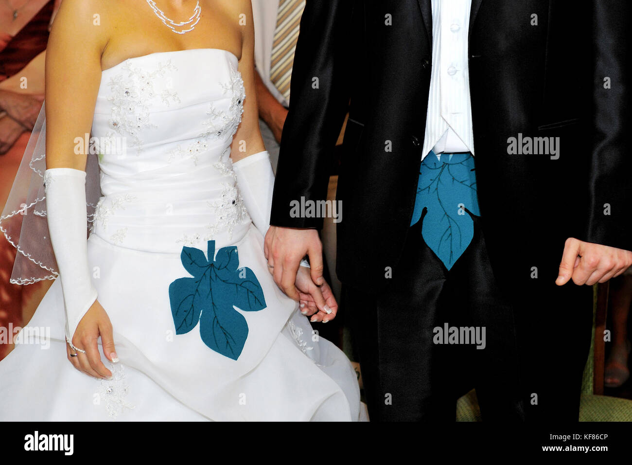 Giovane coppia, matrimonio, amore, matrimonio, coppia il giorno del matrimonio, due, persone, all'aperto, felicità, sorridente, uomo, donne, ponte, partito, assicurazione di nozze, Foto Stock