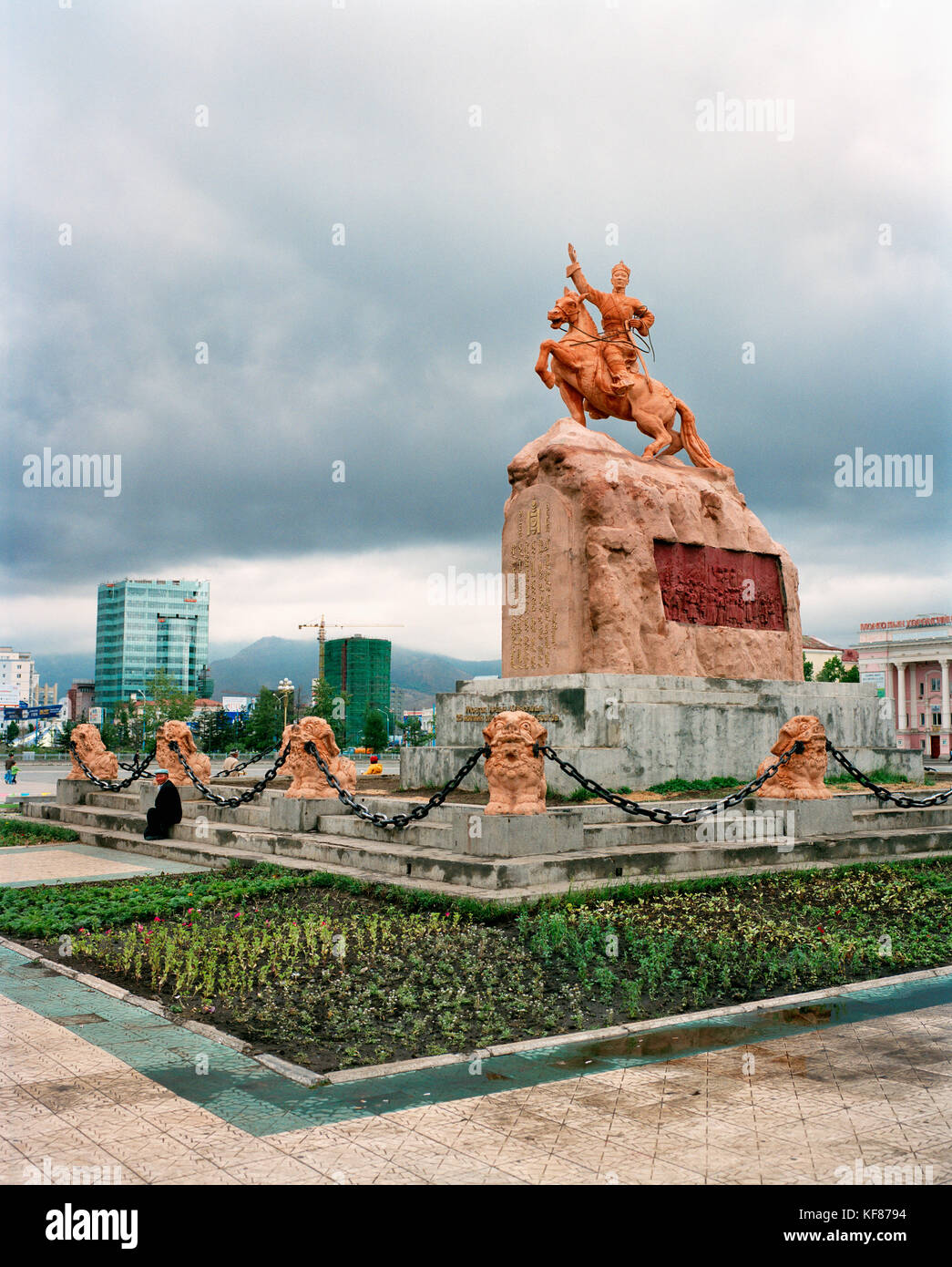 La mongolia Chinggis Khan statua contro il cielo nuvoloso, ulaanbaatar Foto Stock