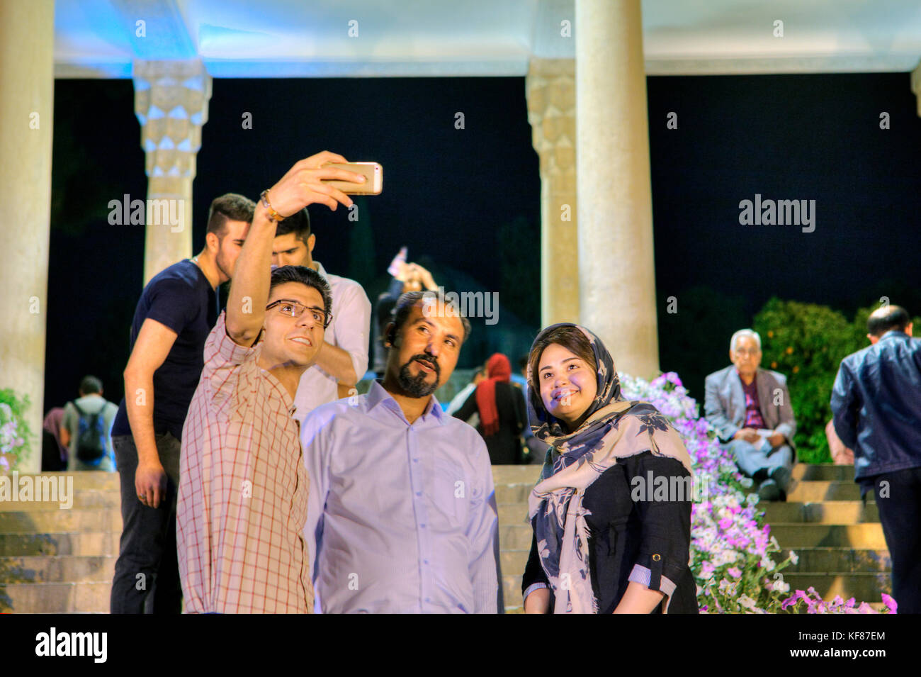 Shiraz, Iran - 19 aprile, 2017: persone visitano la tomba del poeta hafez, iraniana famiglia prende le foto di se stessi sullo sfondo della musalla giardini. Foto Stock