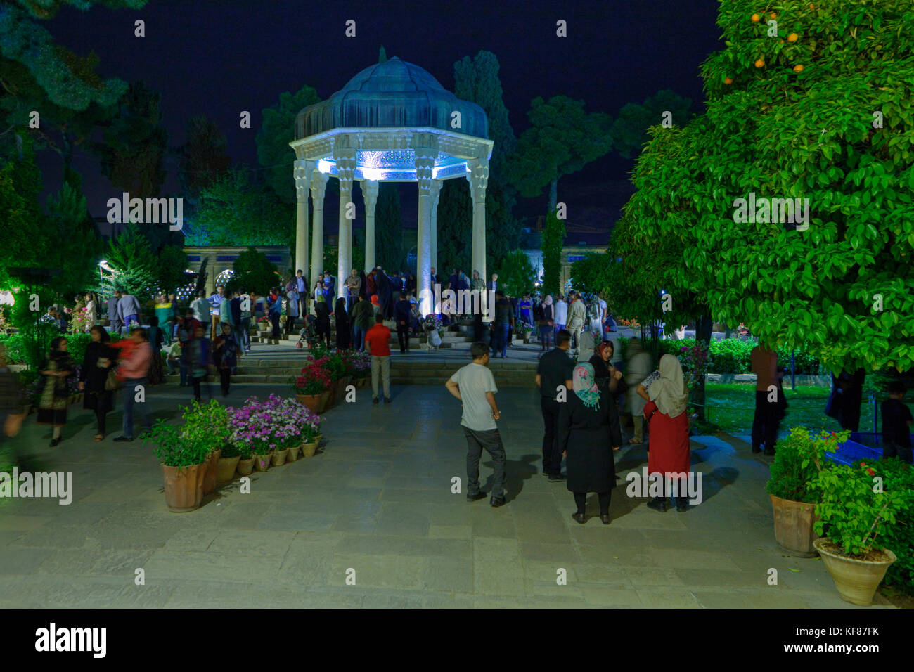 Shiraz, Iran - 19 aprile, 2017: mausoleo del poeta hafez di notte, musalla giardini in illuminazione serale. Foto Stock