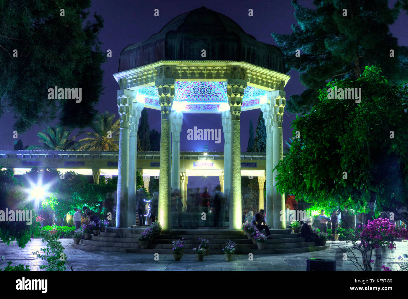 Shiraz, Iran - 19 aprile, 2017: il padiglione sopra la tomba del poeta persiano Hafez in giardini musalla, di notte, illuminazione serale. Foto Stock