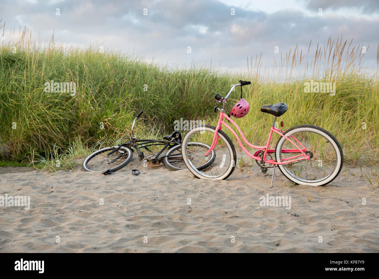Stati Uniti d'America, nello stato di Washington, spiaggia lunga penisola, international kite festival, biciclette beach cruiser dalle dune Foto Stock