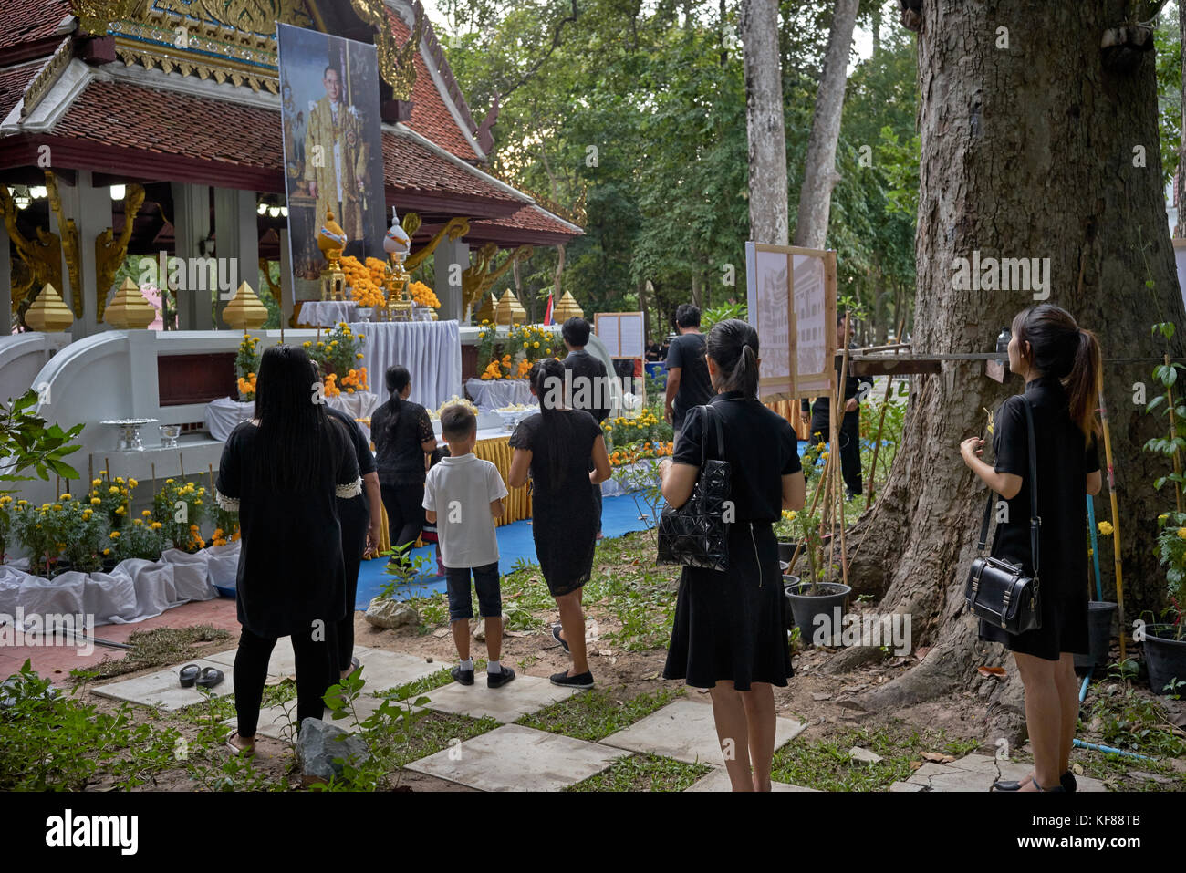 Bhumibol Adulyadej. La gente della Thailandia paga i loro ultimi rispetti al defunto re Bhumibol Adulyadej il giorno della sua cremazione. Pattaya Thailandia Foto Stock