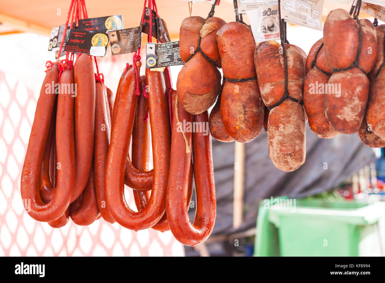 Majorcan tradizionale salsiccia sobrassada (sobrasada de Mallorca) per la vendita al mercato sineu, Mallorca, Spagna Foto Stock