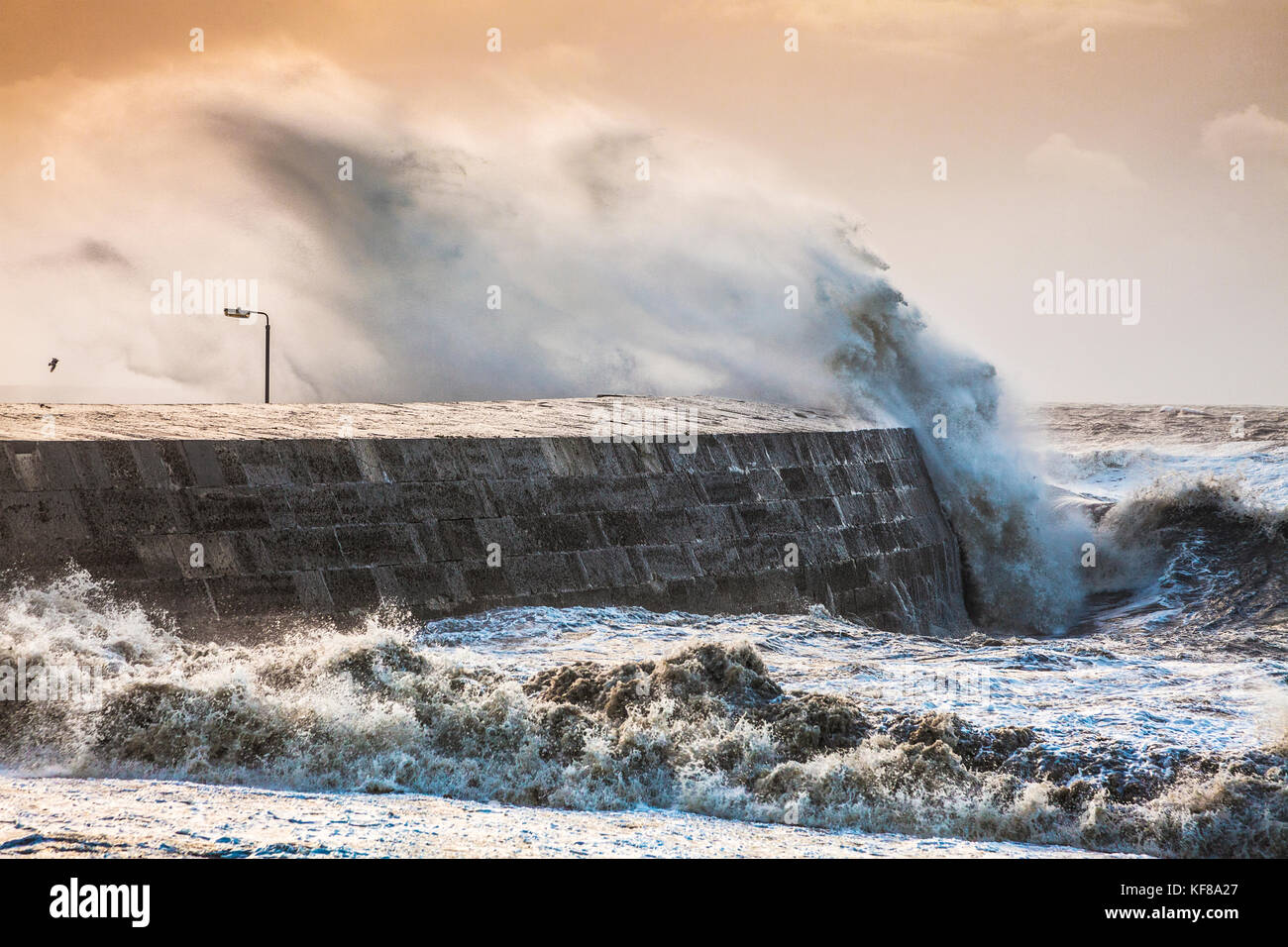 Onde infrangersi oltre il Cobb a Lyme Regis nel Dorset durante la tempesta Brian sabato 21 ottobre 2017. Foto Stock