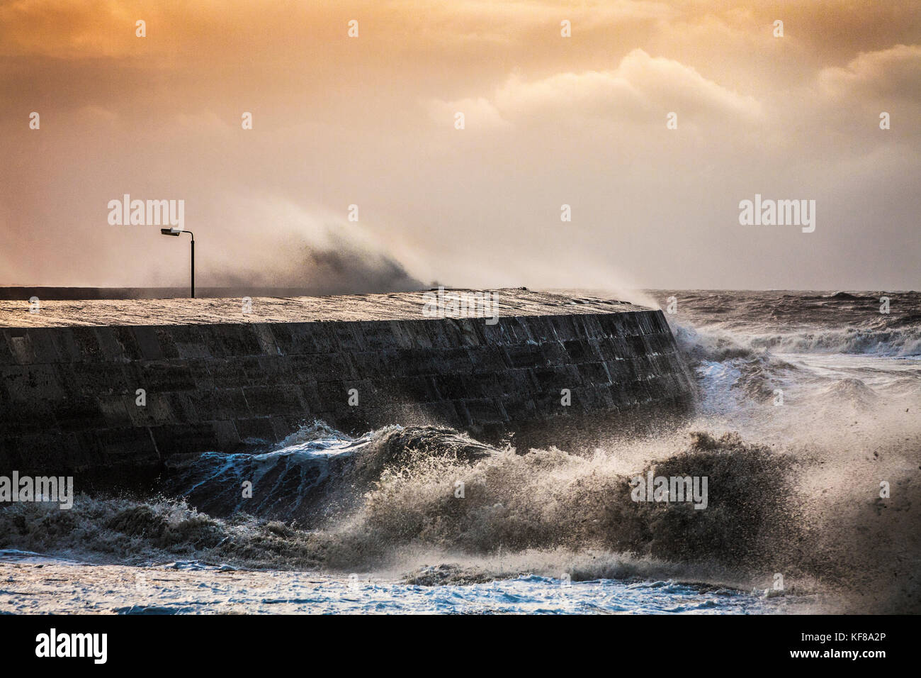 Onde infrangersi oltre il Cobb a Lyme Regis nel Dorset durante la tempesta Brian sabato 21 ottobre 2017. Foto Stock