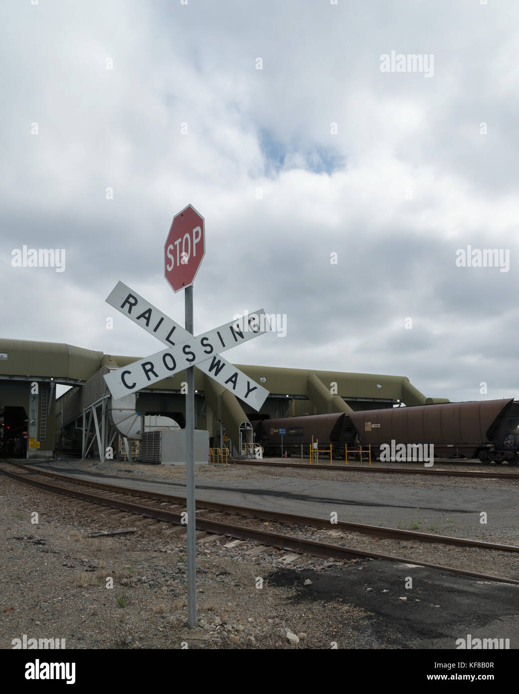 Carri ferroviari caricati con carbone di entrare nel capannone di scarico,l'immagine che mostra un incrocio ferroviario e stop rosso a Newcastle, Nuovo Galles del Sud, Australia. Foto Stock