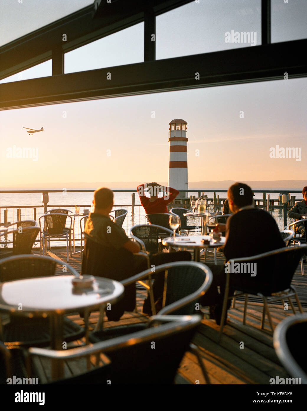 AUSTRIA, Podersdorf, con un bicchiere di vino al Wein er Sektbar, bar e ristorante Foto Stock