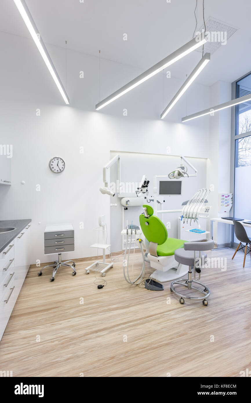 Moderno studio dentistico interni specializzati con attrezzature stomatologiche Foto Stock