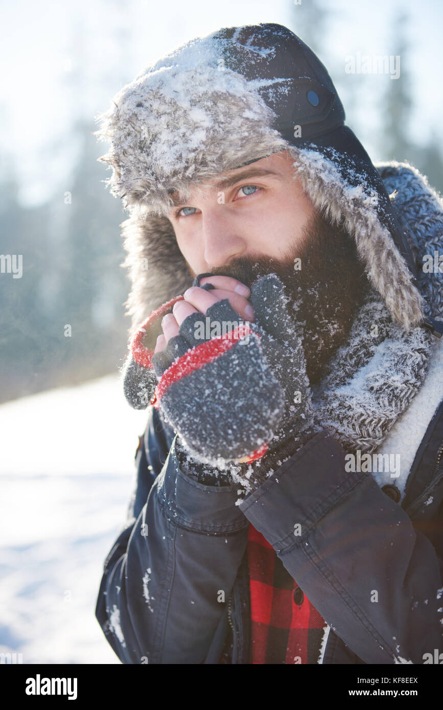 Congelate le mani dell uomo con la barba Foto Stock