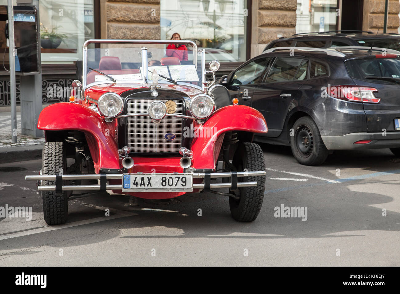 Praga, Repubblica Ceca - 2 maggio 2017: rosso vintage oldtimer cavalletti auto parcheggiate sulla strada della vecchia Praga Foto Stock