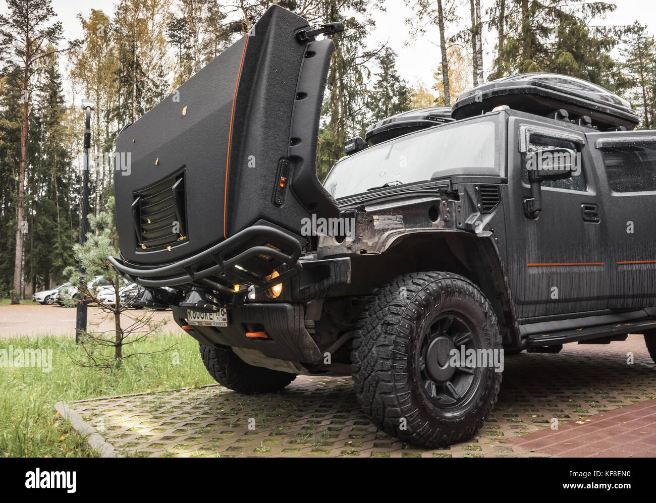 San Pietroburgo, Russia - 8 ottobre 2017: L'auto Hummer H2 nera si trova in un parcheggio rurale con cofano aperto Foto Stock
