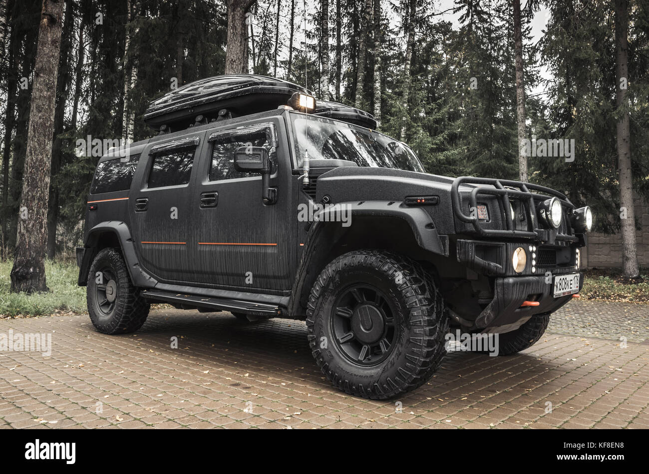 San Pietroburgo, Russia - 8 ottobre 2017: L'auto Hummer H2 nera si trova sul parcheggio rurale in Russia Foto Stock