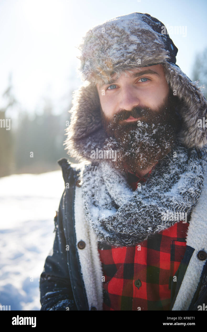 Uomo con un po' di neve sulla sua barba Foto Stock