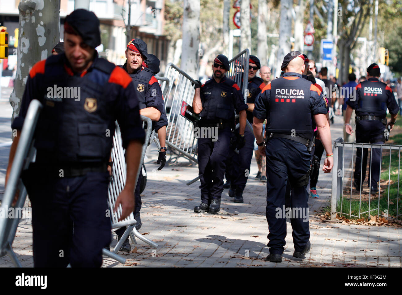 La polizia Mossos Catalana d'esquadra ostacoli posti nella parte anteriore del parlamento catalano durante il pomeriggio del 10 ottobre, giorno in cui la dichiarazione o Foto Stock