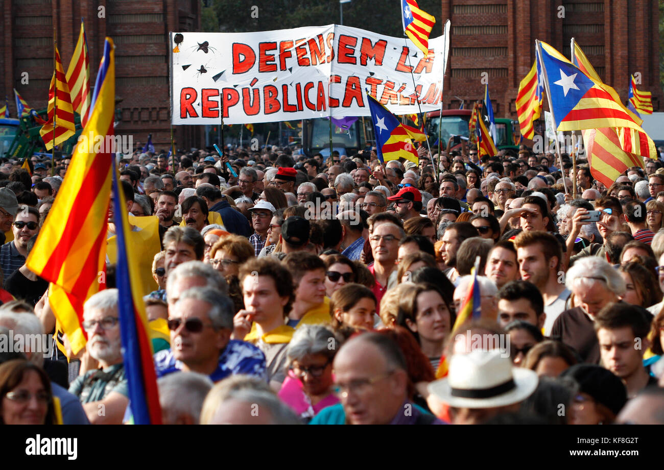 La gente in attesa nelle strade di Barcellona, in Spagna il 10 ottobre 2017 per il Presidente della Catalogna Carles Puigdemont per Foto Stock