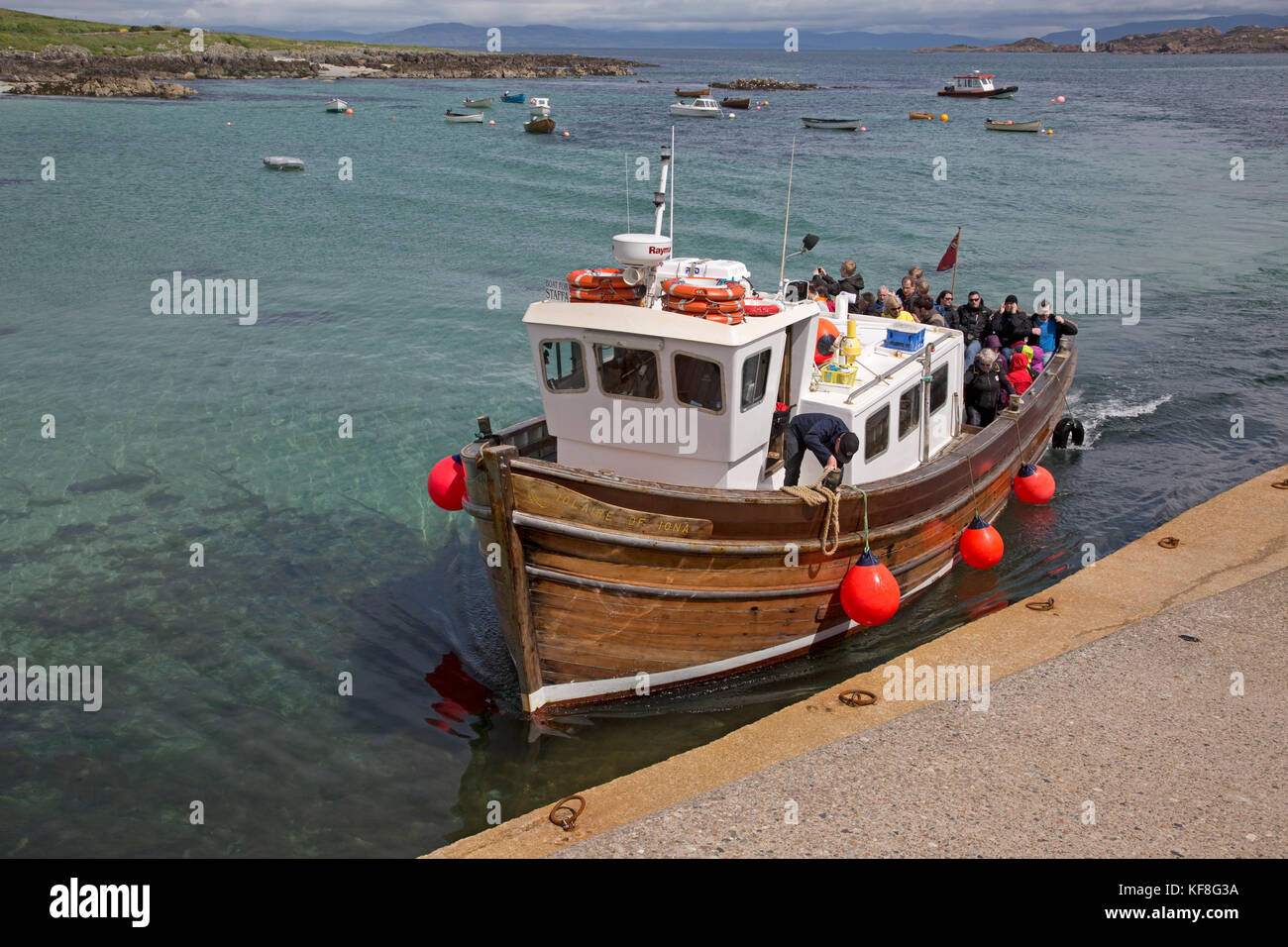 I turisti su iolaire di iona escursione in barca alla staffa iona harbour Scozia Scotland Foto Stock