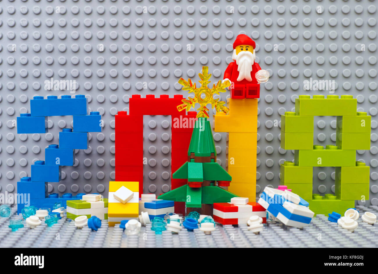Tambov, Federazione russa - giugno 15, 2017 lego anno nuovo concetto 2018. I numeri 2018, albero di natale, regali e babbo natale seduto sul numero uno Foto Stock