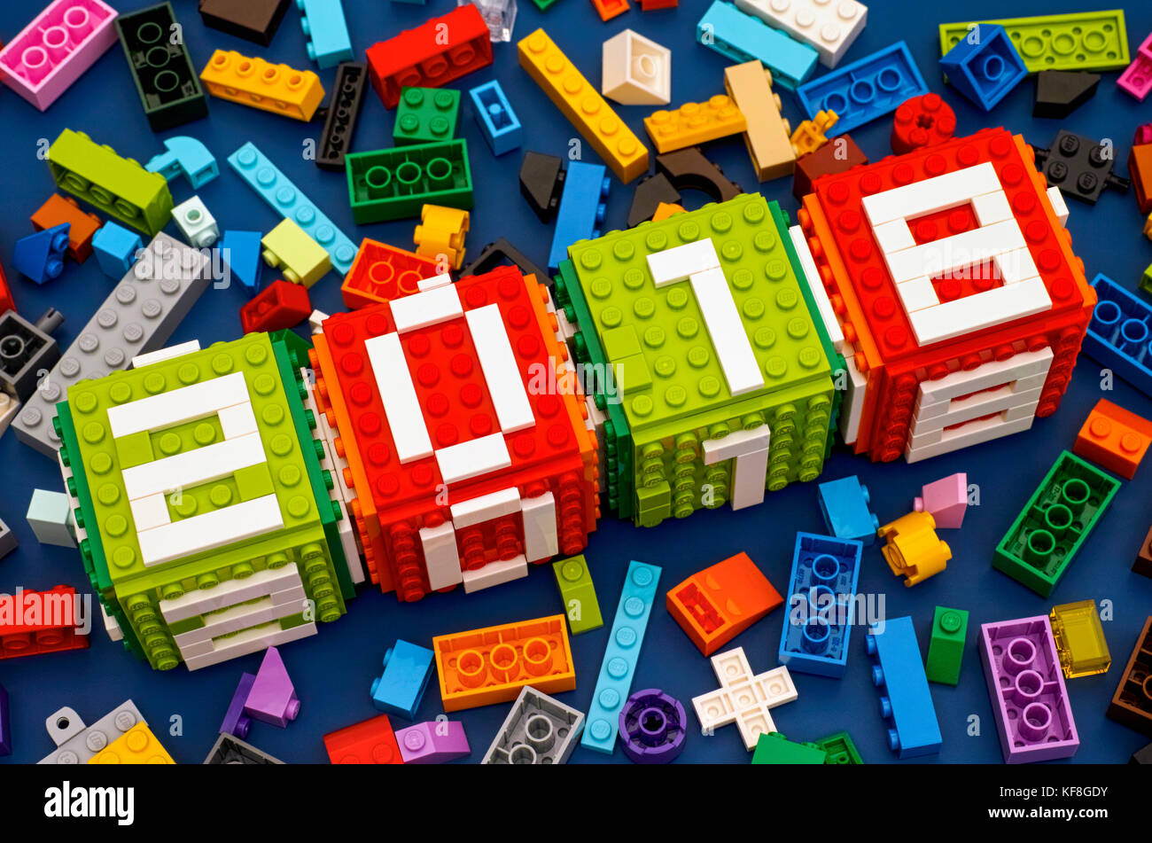 Tambov, Federazione russa - 28 settembre 2017 lego nuovo anno 2018 concept. lego cubetti con numeri 2 0 1 8 su sfondo blu con alcuni mattoncini lego. Foto Stock