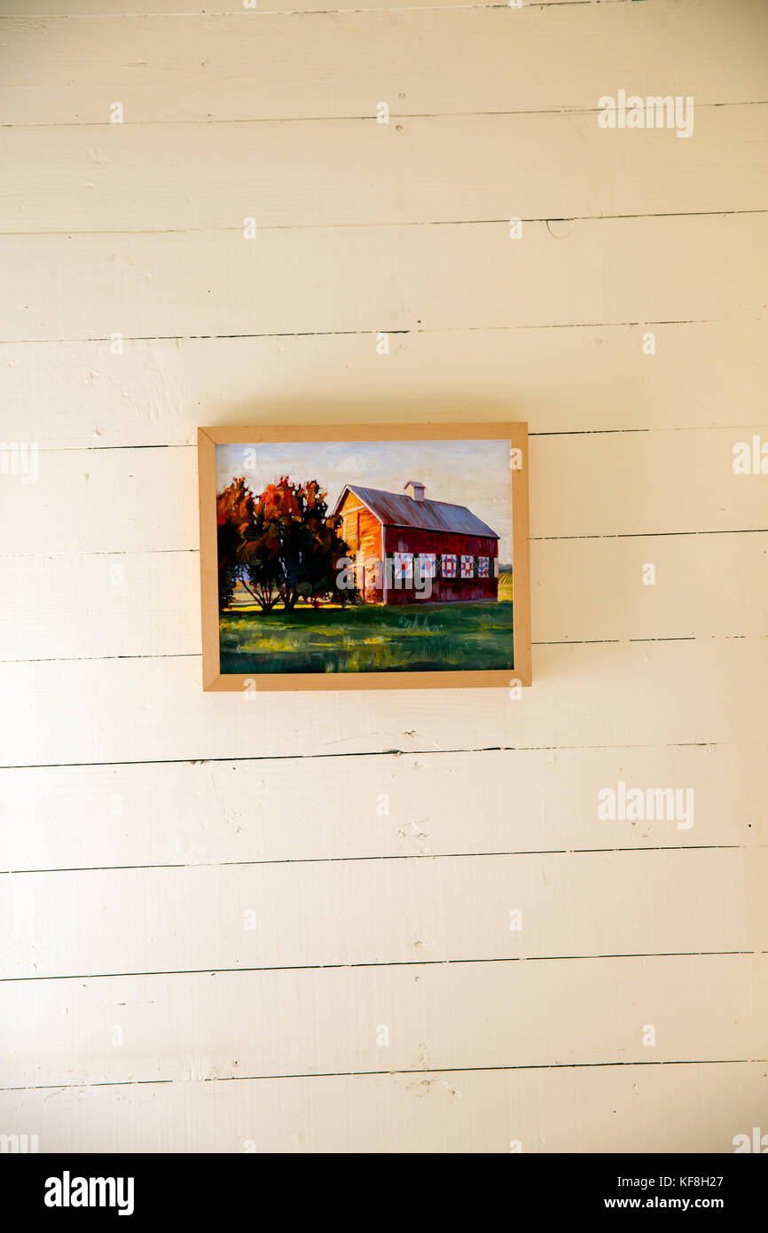 Stati Uniti d'America, oregon, Willamette Valley, dettaglio di clare carver per casa e uno dei suoi dipinti sulla parete di un grande tavolo aziende cantina Foto Stock