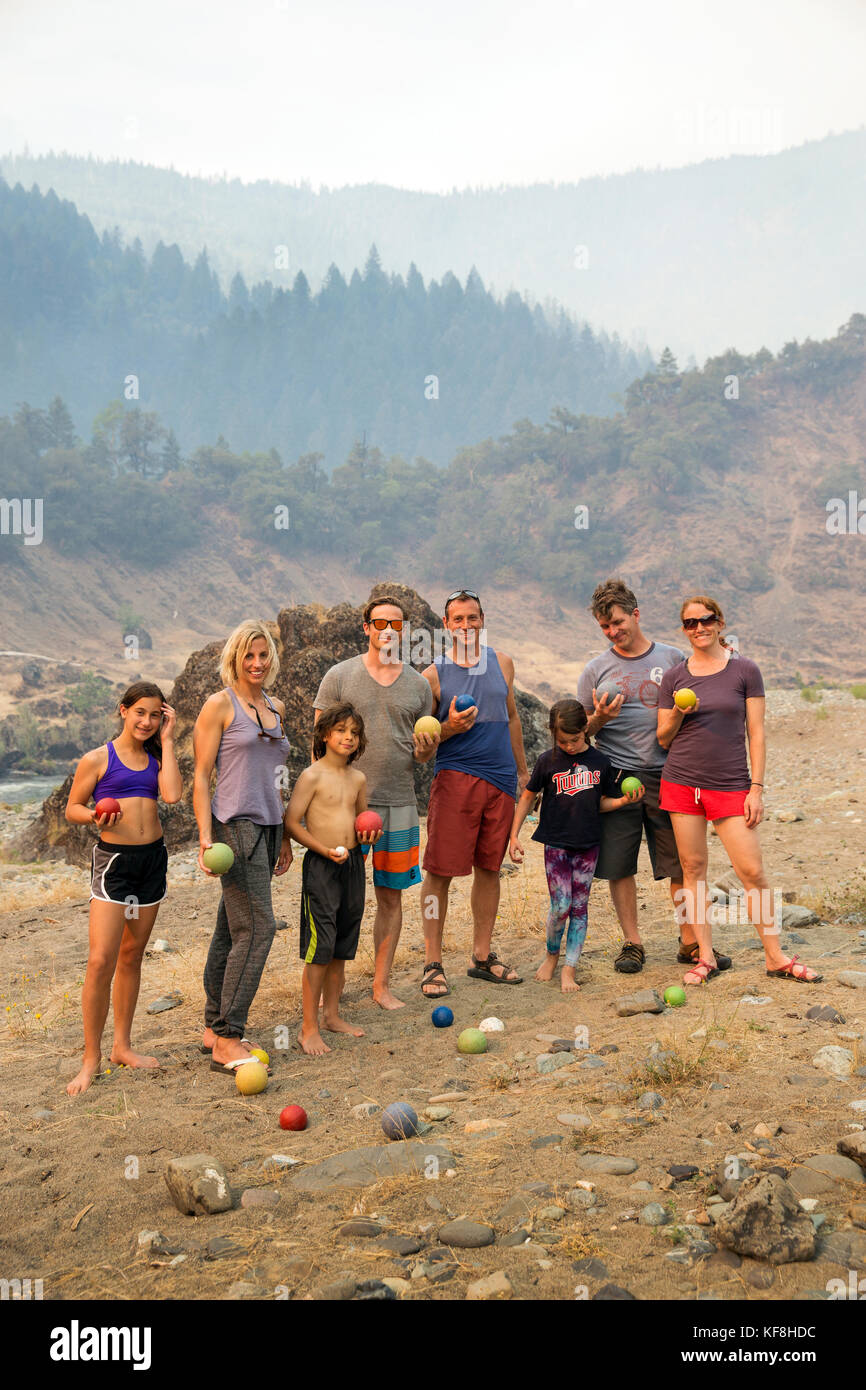 Stati Uniti d'America, oregon, selvaggia e scenic Rogue River nel distretto di Medford, un gioco di bocce a ferro di cavallo piegare campeggio Foto Stock