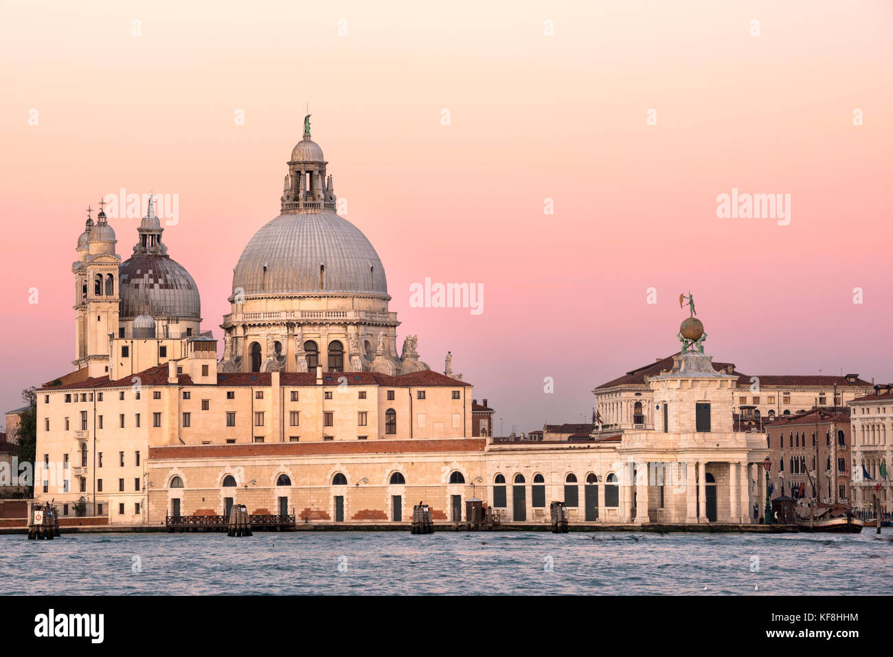 Basilica di Santa Maria della Salute e Punta della Dogana all'alba, Venezia, Italia Foto Stock