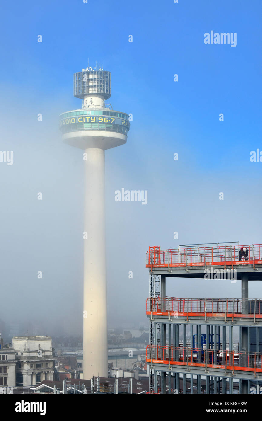 Liverpool Radio City Tower e Crows Nest Observation Deck nel centro città parzialmente inghiottito dalla nebbia lentamente la cancellazione per rivelare un cielo blu England Regno Unito Foto Stock