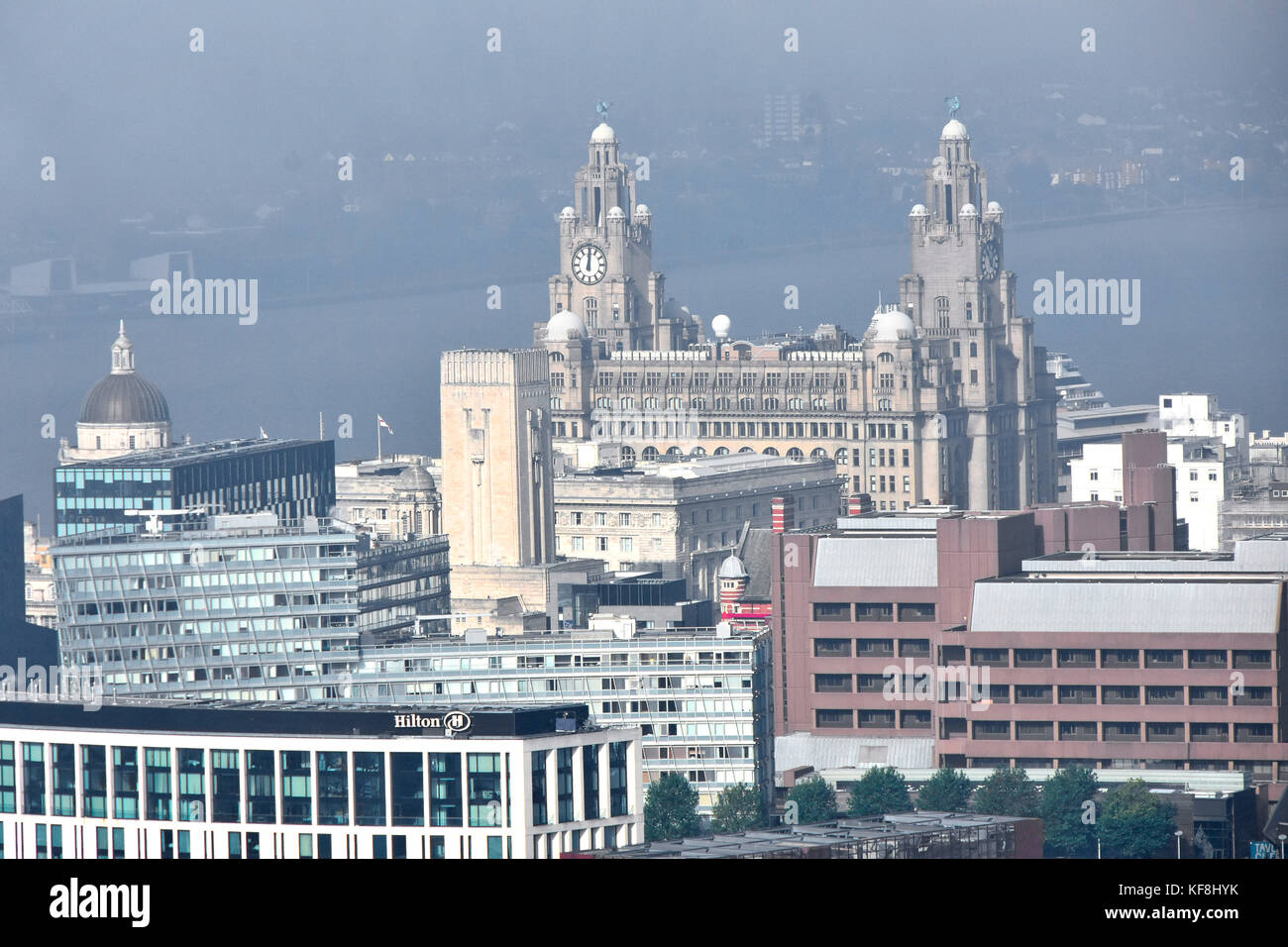 Guardando verso il basso a partire da sopra come la nebbia scompare dal fiume Mersey rivela Liverpool Royal Liver Building sul fiume Mersey waterfront Wirral Peninsula oltre il Regno Unito Foto Stock