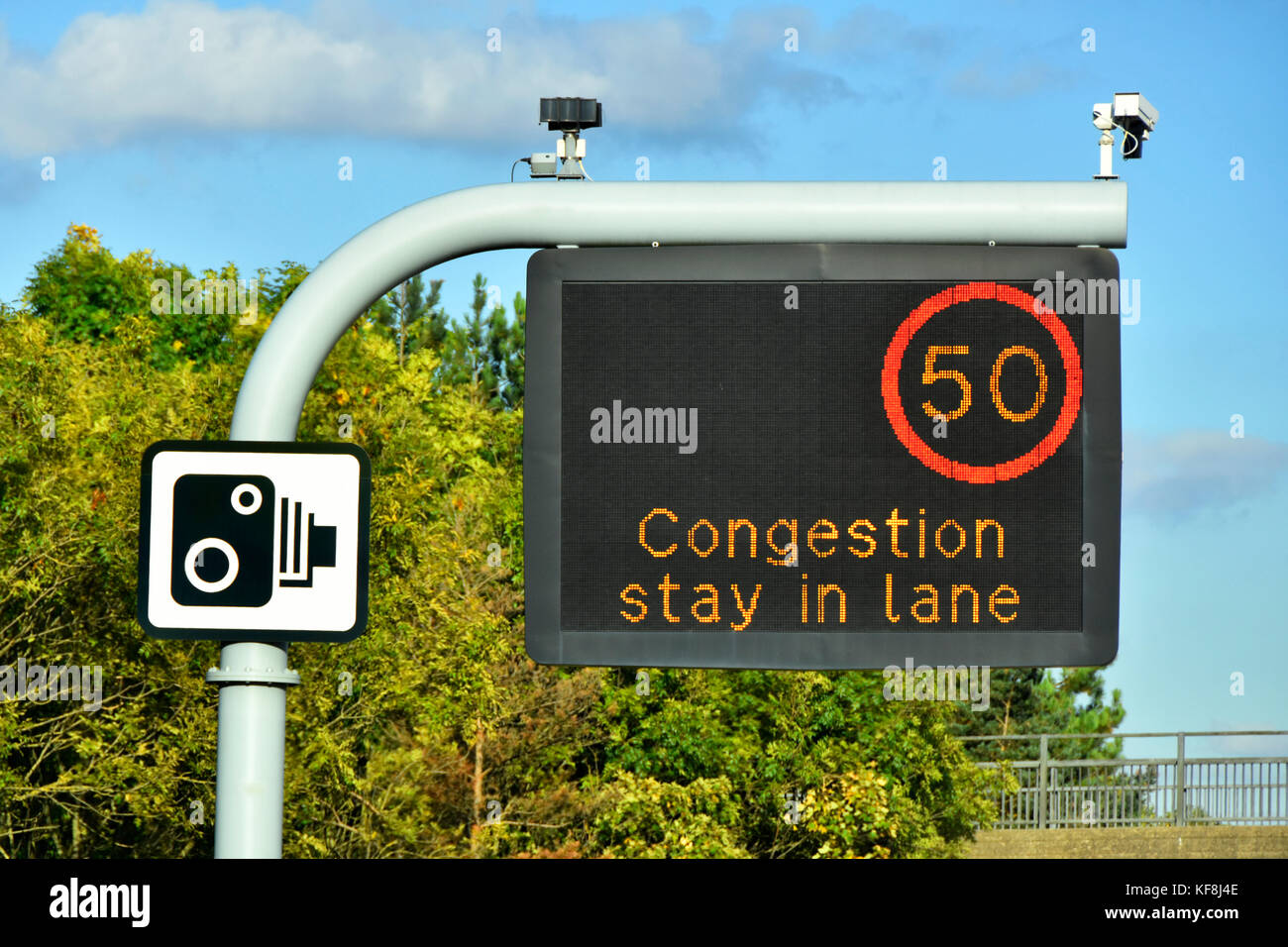 Cartello autostradale M25 a pannello singolo sopra la corsia uno solo limite di velocità variabile e breve messaggio di avvertenza completo di telecamere a circuito chiuso e segnale telecamera standard UK Foto Stock
