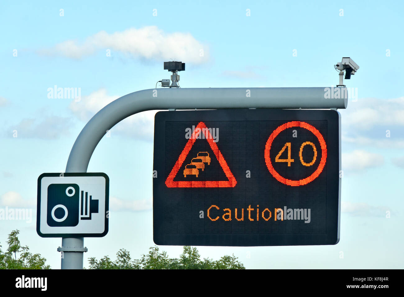 Singolo pannello M25 Autostrada segno sopra lane uno solo a velocità variabile per limitare & breve messaggio di attenzione completa di telecamere CCTV & telecamera standard segno REGNO UNITO Foto Stock