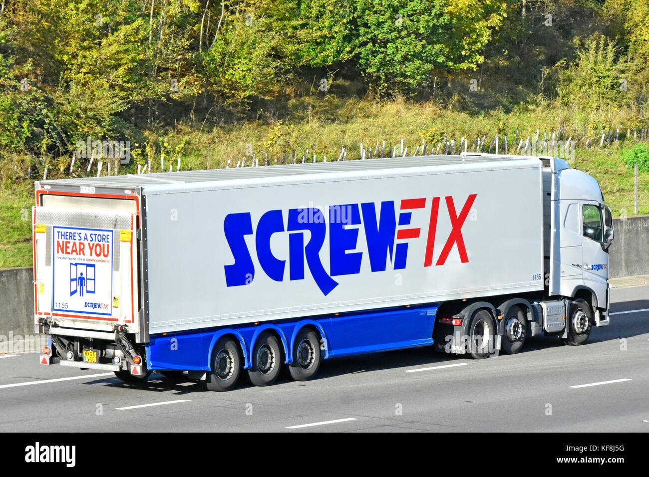 Screwfix articolato rimorchio per la consegna e la distribuzione dei mezzi pesanti camion marcia carrello lungo M25 Autostrada con annuncio sul portellone posteriore per i negozi vicino a te Foto Stock