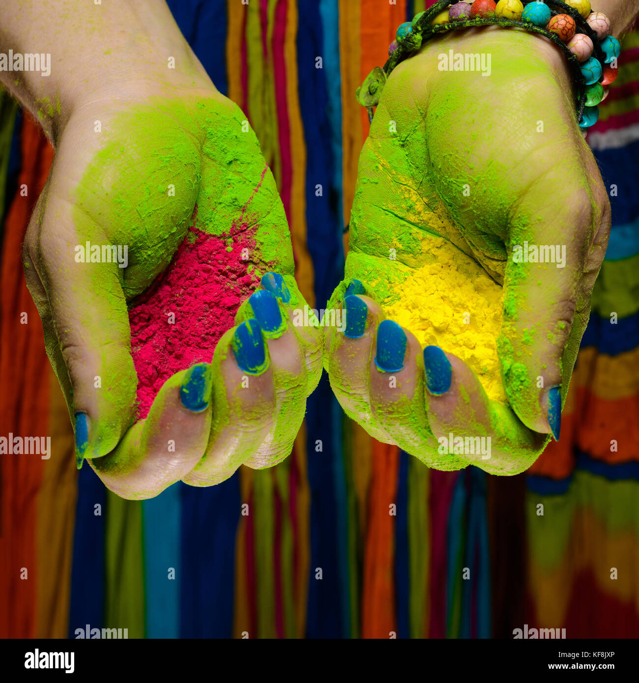 Holi dipinto di mani Foto Stock