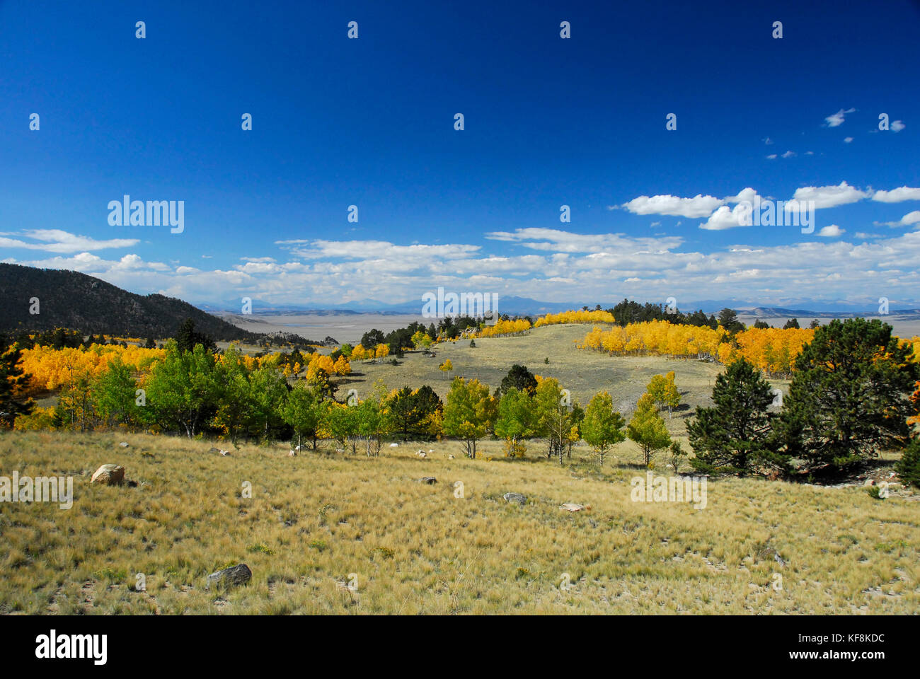 Vista attraverso le pianure e le montagne del Colorado in autunno Foto Stock