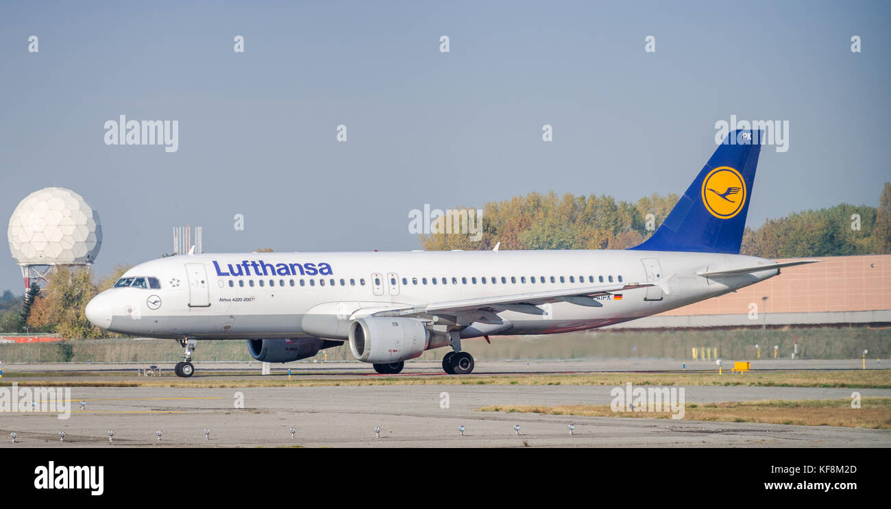 Milano Linate, Italia - Oct 25, 2017: una lufthansa Airbus A320-200 rullaggio all'aeroporto di Milano Linate Foto Stock