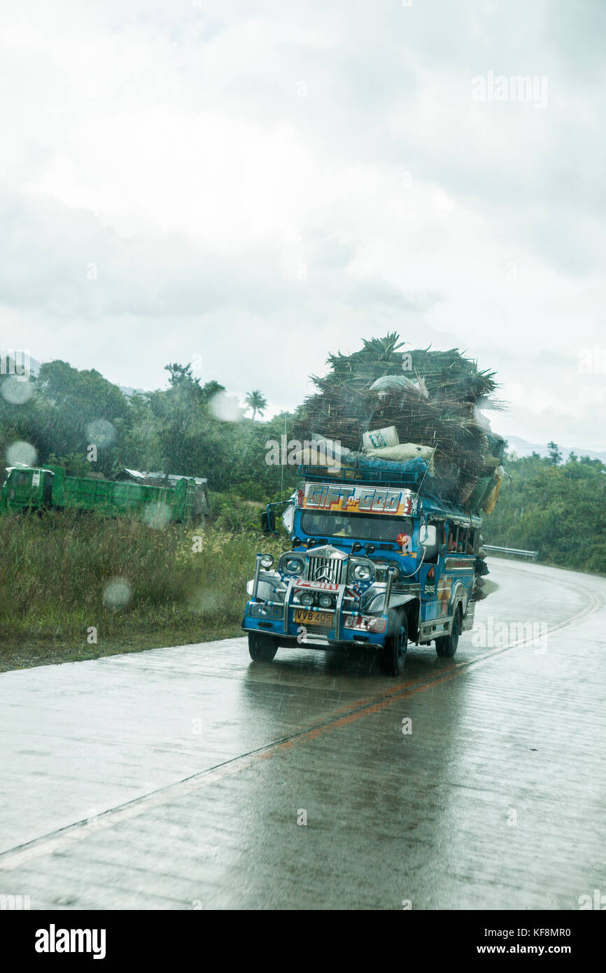 Filippine, palawan batak, tanabag river, bus caricato con ingranaggio trasporta persone da Puerto Princesa per tanabag Foto Stock