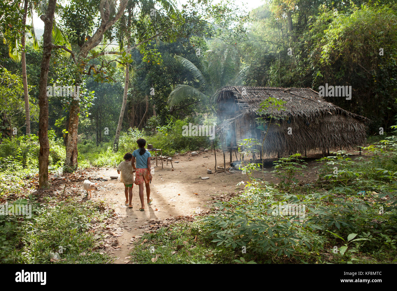 Filippine, palawan barangay regione, batak i bambini dalla loro casa di villaggio kalakwasan Foto Stock