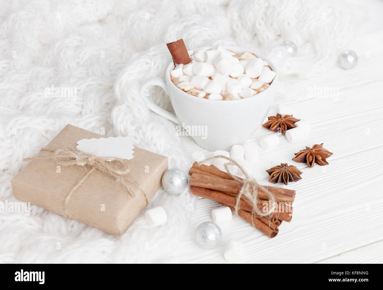 Cioccolata calda su un tavolo bianco Foto Stock