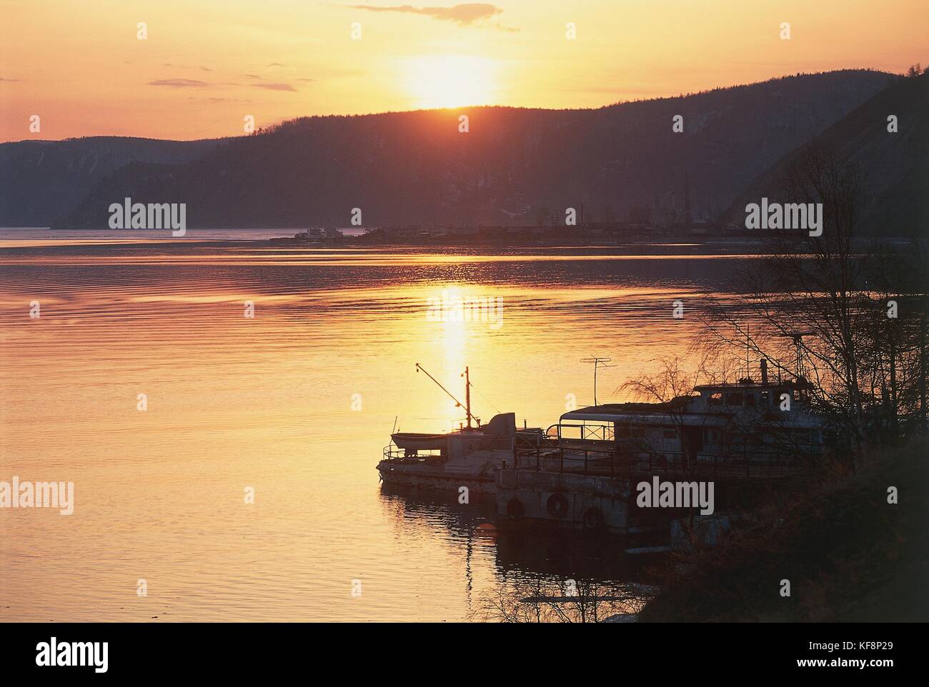 La Russia, Siberia. lago Baikal. Tramonto. Patrimonio mondiale UNESCO, 1996 Foto Stock