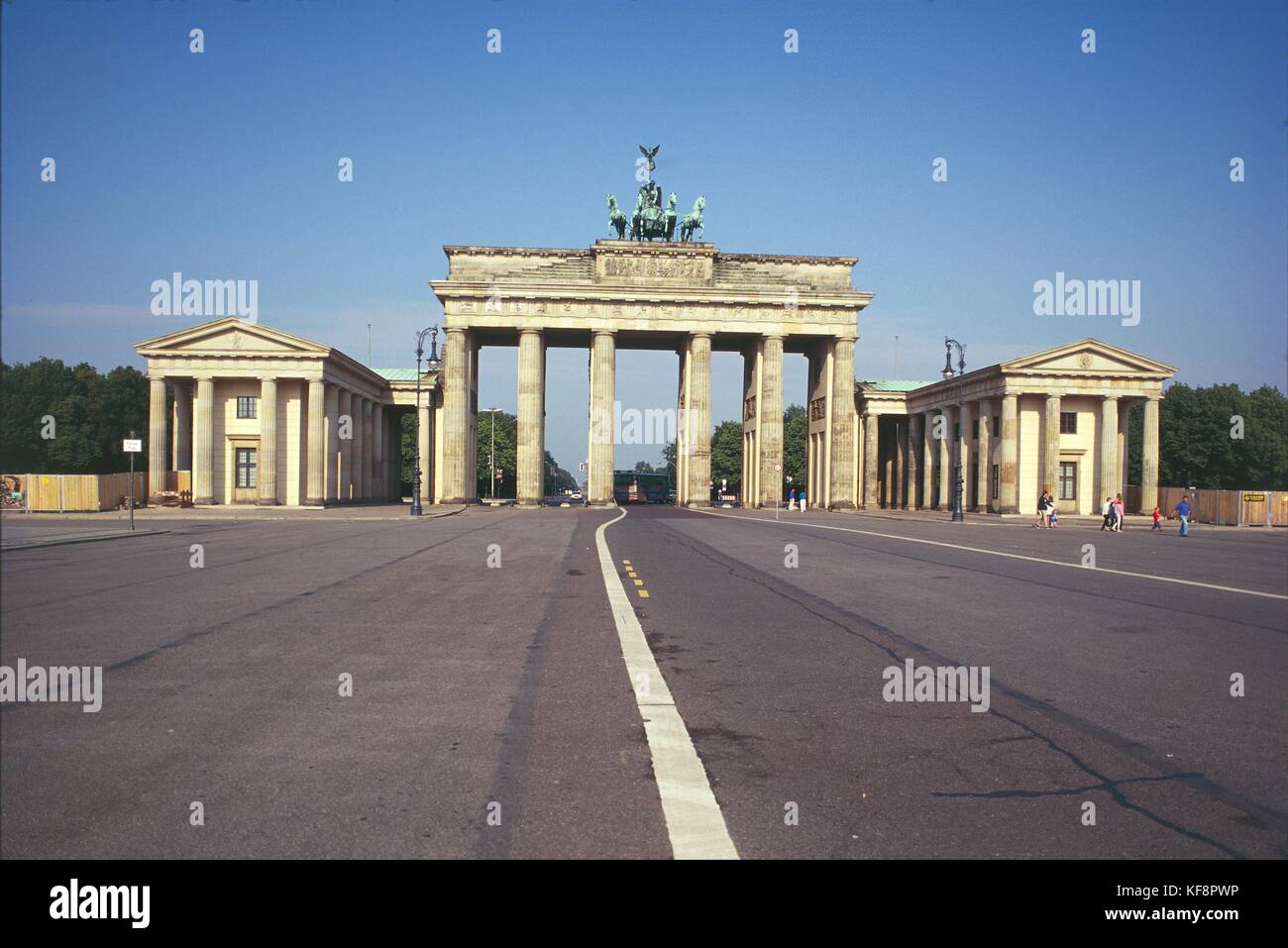 Germania, xx secolo, Berlino. la porta di Brandeburgo (Brandenburger Tor) Pariser Platz Visualizza Foto Stock